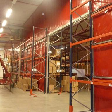 18 Wärme-Trennwand mit Lamellen-Tor