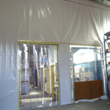 5 Hallenabtrennung mit Pendeltor und Lamellenvorhang