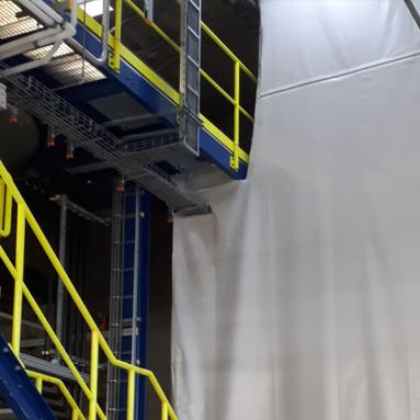 36 flexible Hallenabtrennung mit Durchgängen/Öffnungen