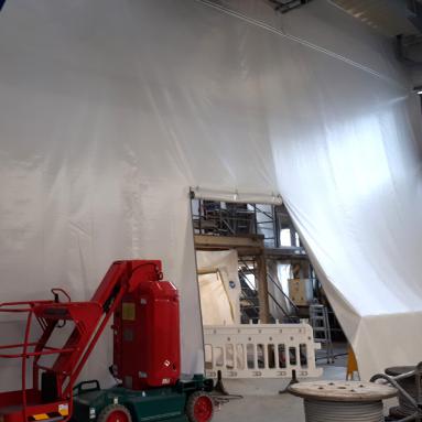 35 flexible Hallenabtrennung mit Durchgängen/Öffnungen