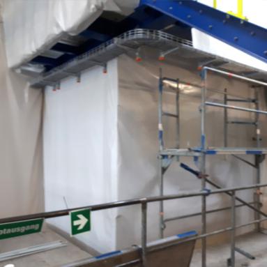 32 flexible Hallenabtrennung mit Durchgängen/Öffnungen