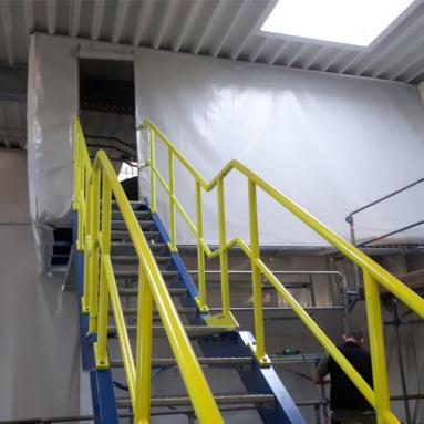 31 flexible Hallenabtrennung mit Durchgängen/Öffnungen